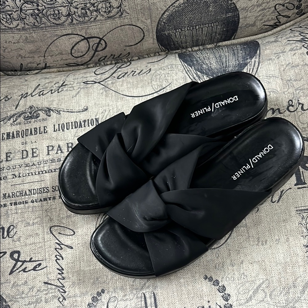 Donald J. Pliner Black Mules with Knotted Design new